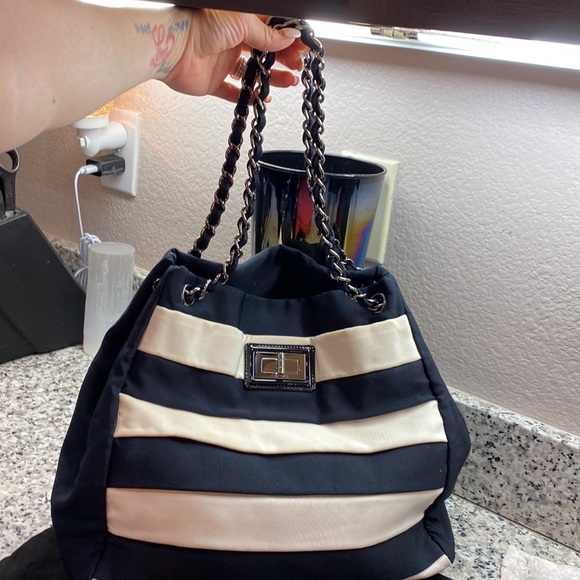 Auth. Chanel 2.55 Reissue Black & White Tote Bag - Picture 14 of 17